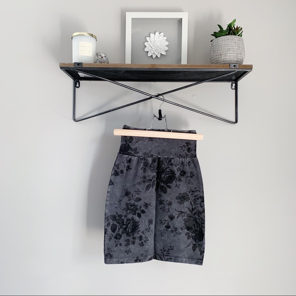 ❀ 2/$25 ❀ Aritzia Talula Bodycon Floral Mini Skirt